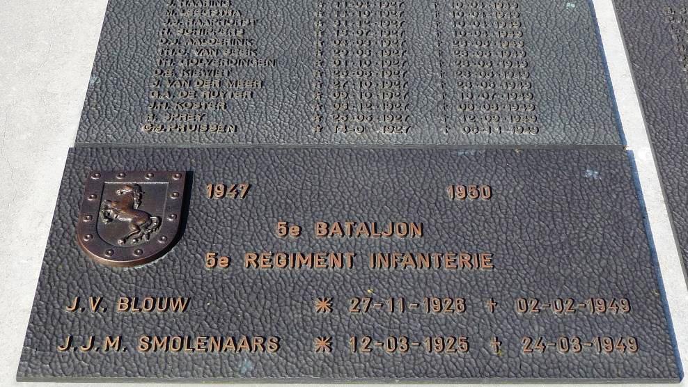 Deze plaquette in het Nationaal Herdenkingspark Roermond herdenkt de mannen van het 5e Bataljon 5e Regiment Infanterie die zijn omgekomen in het con