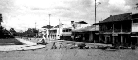 Barricaden in het centrum van Palembang W