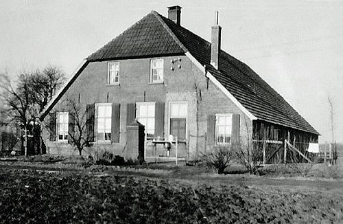 boerderij met pomp en melkrek voor het huis. voor 1956