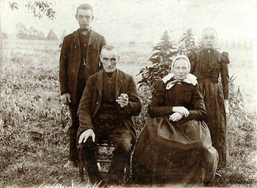 07  1900 Berend Esselenbroek en Lammerdina Kelholt getr. 1882. foto J.G. Veenink Harmsen . jpg