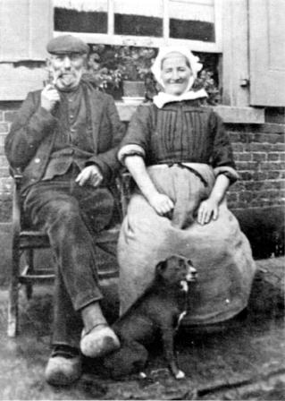 Asser Ausen en Antje Vroom zittend voor hun huis in Bronkhorst ca. 1900 