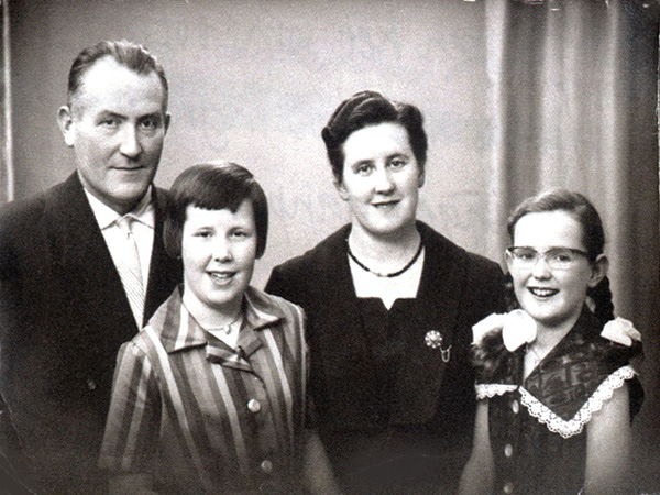 Familie Lebbink met Annemarie en haar zus. Foto Noaber 2018 