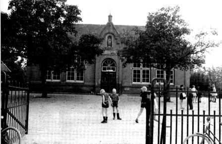 1950 ca. de oude school spelende kinderen St. B 