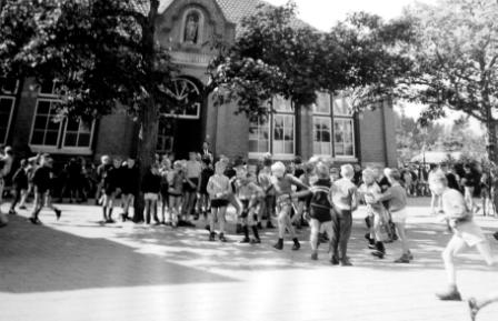 1950 ca. Spelende kinderen St. Bernardusschool Th. Stienissen 